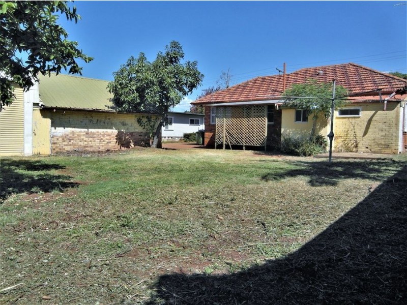 325 South Street, Harristown QLD 4350