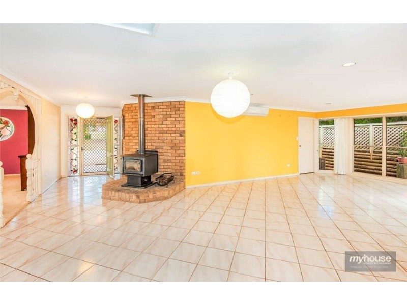 19 Harvey Street, Mount Lofty QLD 4350