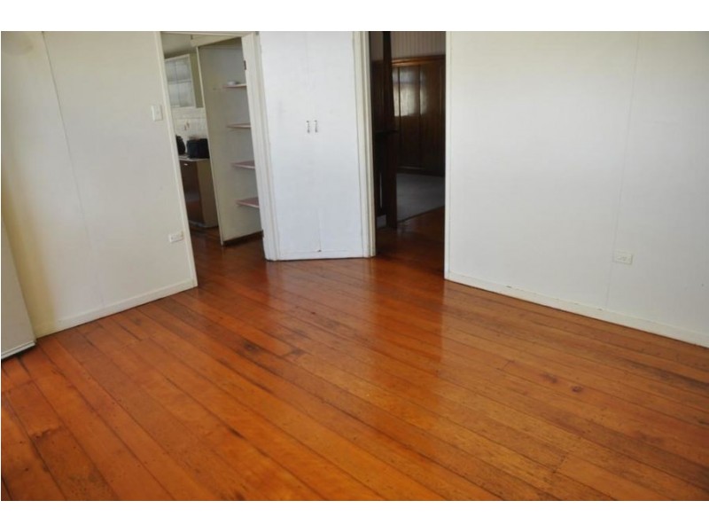 8 Albert Street, Newtown QLD 4350