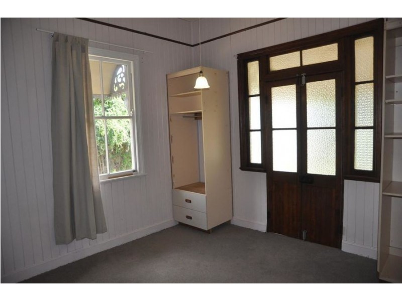 8 Albert Street, Newtown QLD 4350