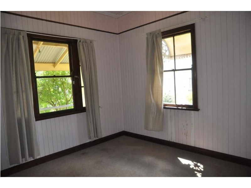 8 Albert Street, Newtown QLD 4350