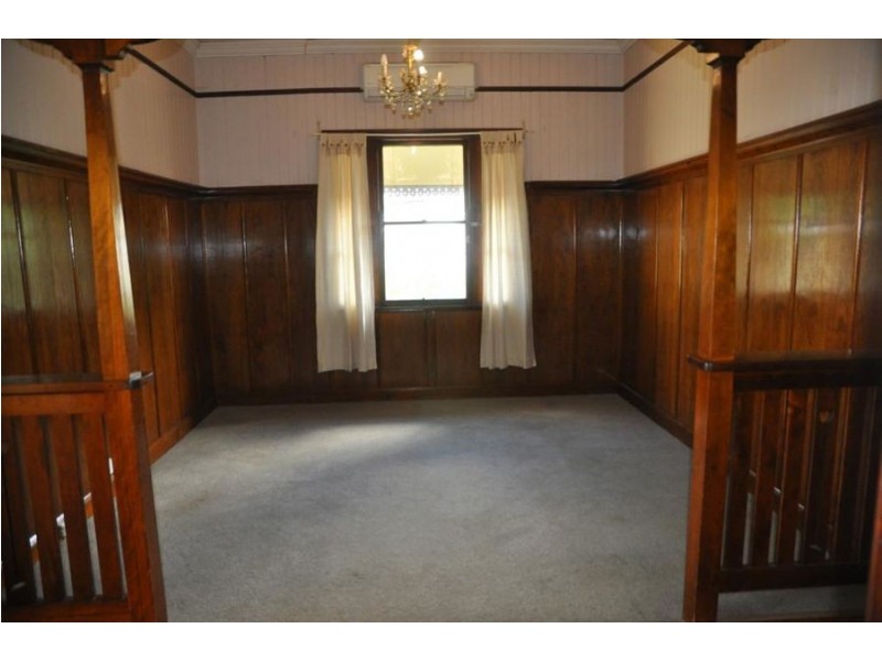 8 Albert Street, Newtown QLD 4350