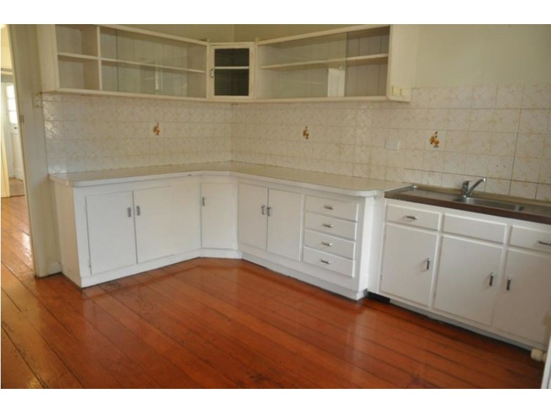 8 Albert Street, Newtown QLD 4350