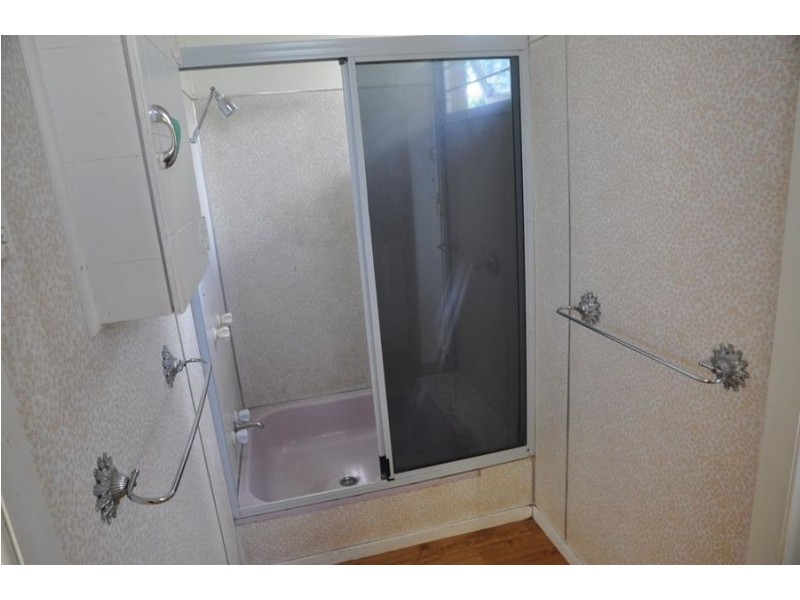 8 Albert Street, Newtown QLD 4350