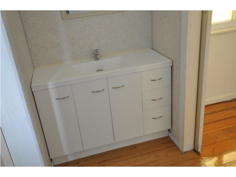 8 Albert Street, Newtown QLD 4350