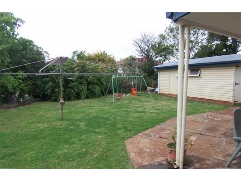 32 Esmond Street, Rockville QLD 4350