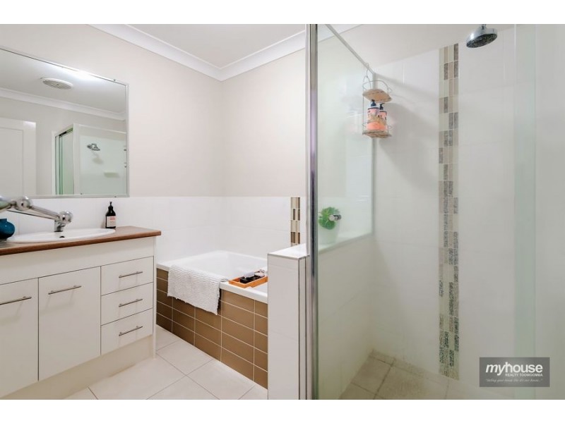 2/12 Esmeralda Street, Cambooya QLD 4358