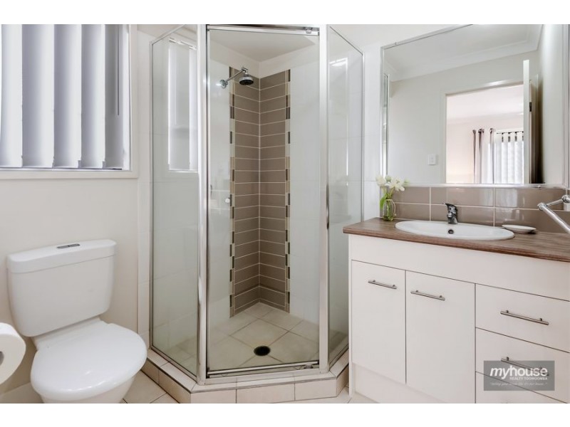 2/12 Esmeralda Street, Cambooya QLD 4358