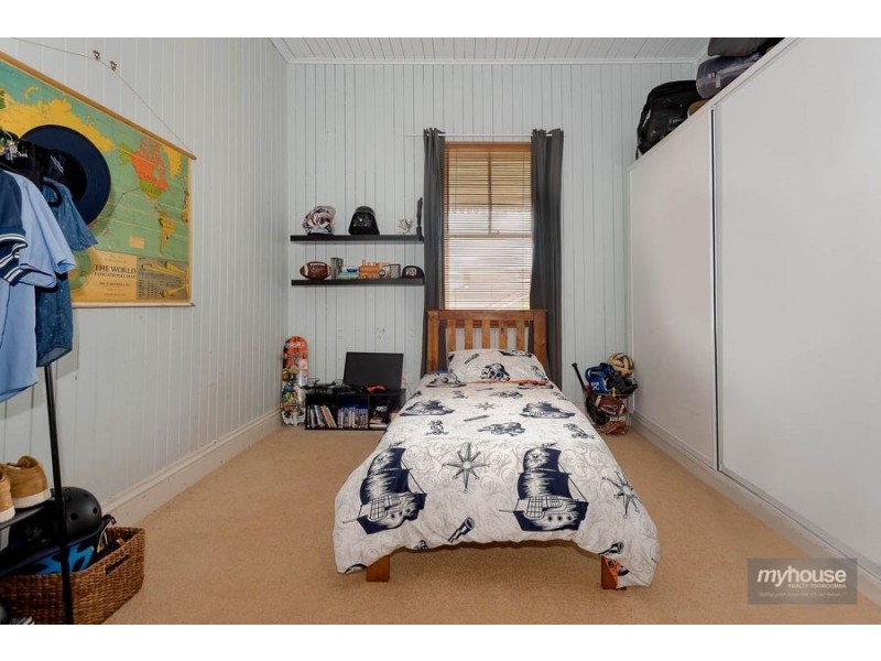 33 Gladstone Street, Newtown QLD 4350