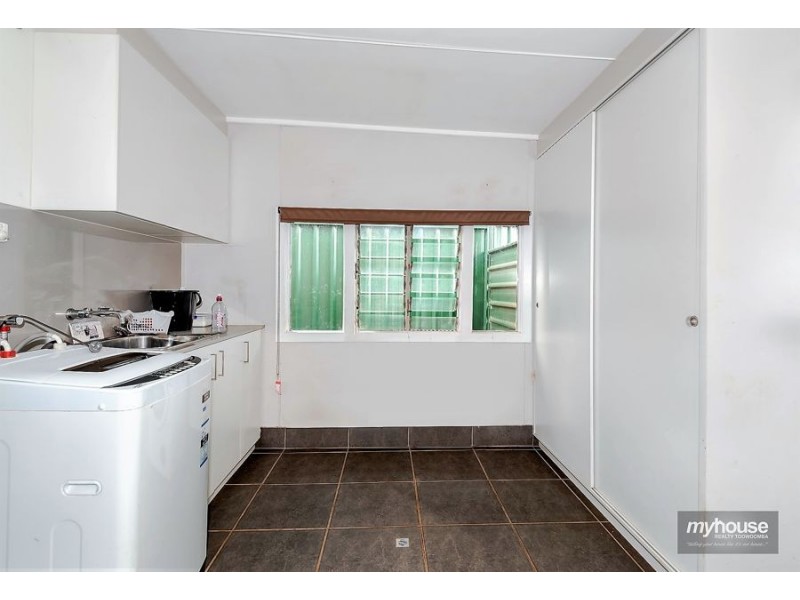 7 Drayton Road, Harristown QLD 4350