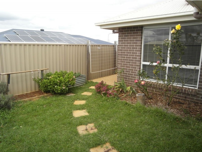 2/21 McMorrow Street, Kearneys Spring QLD 4350