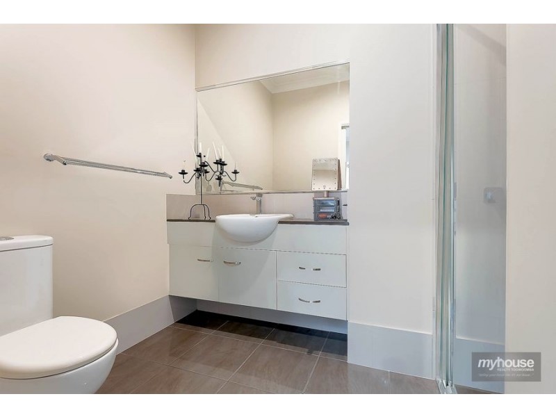 2/124C Holberton Street, Newtown QLD 4350