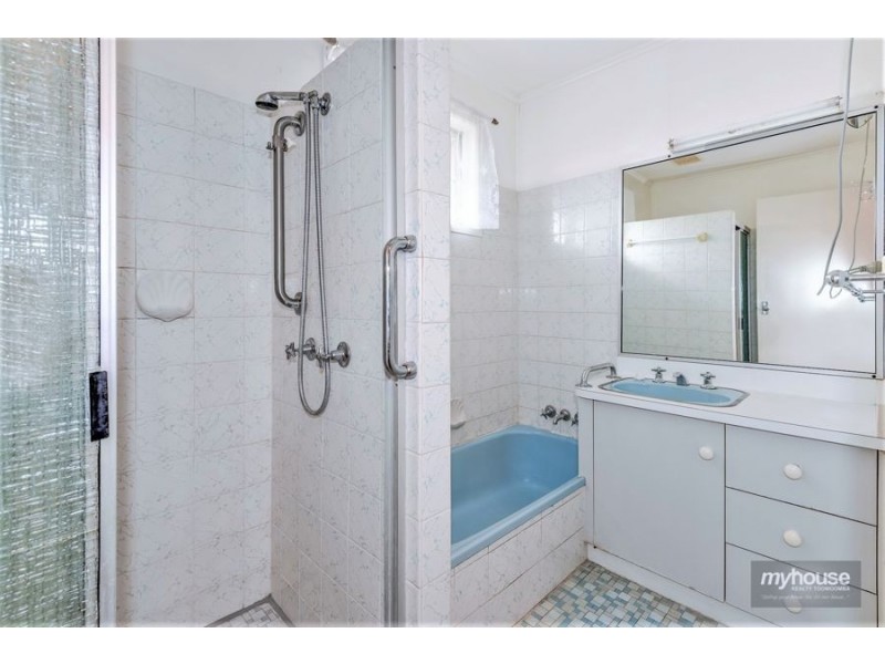 11 Erin Street, Wilsonton QLD 4350