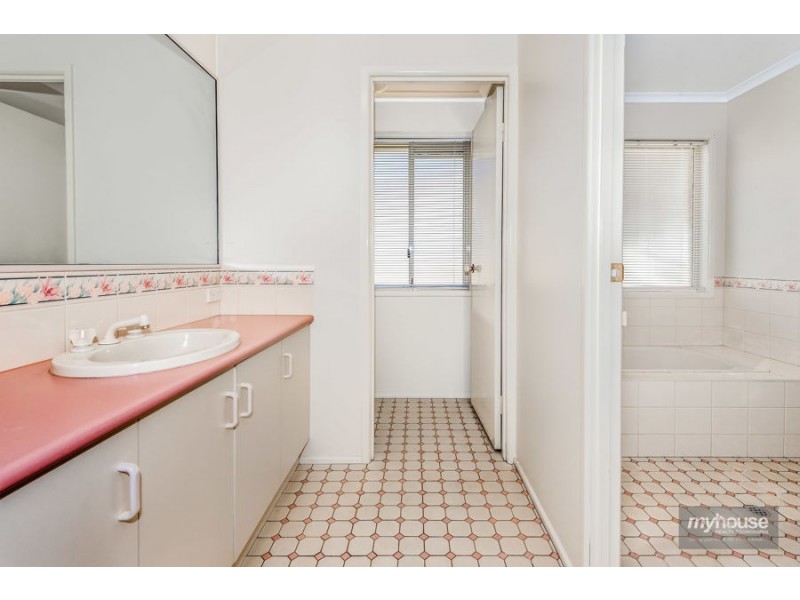 7 Araluen Court, Kearneys Spring QLD 4350