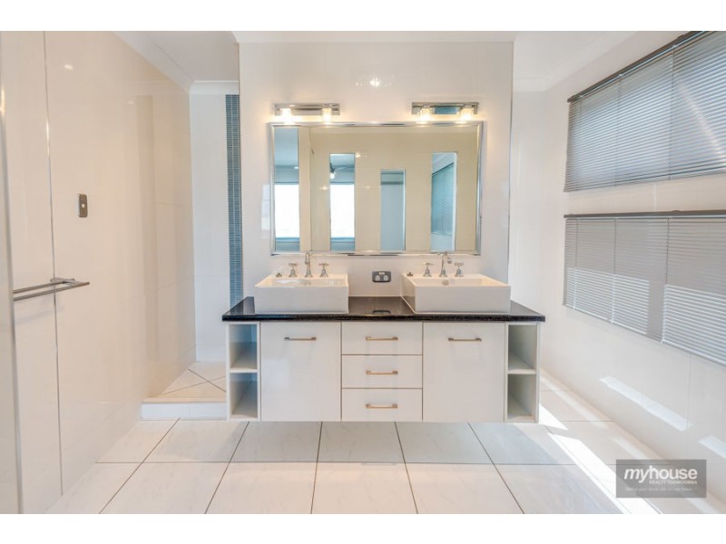 12 McCallum Court, Middle Ridge QLD 4350