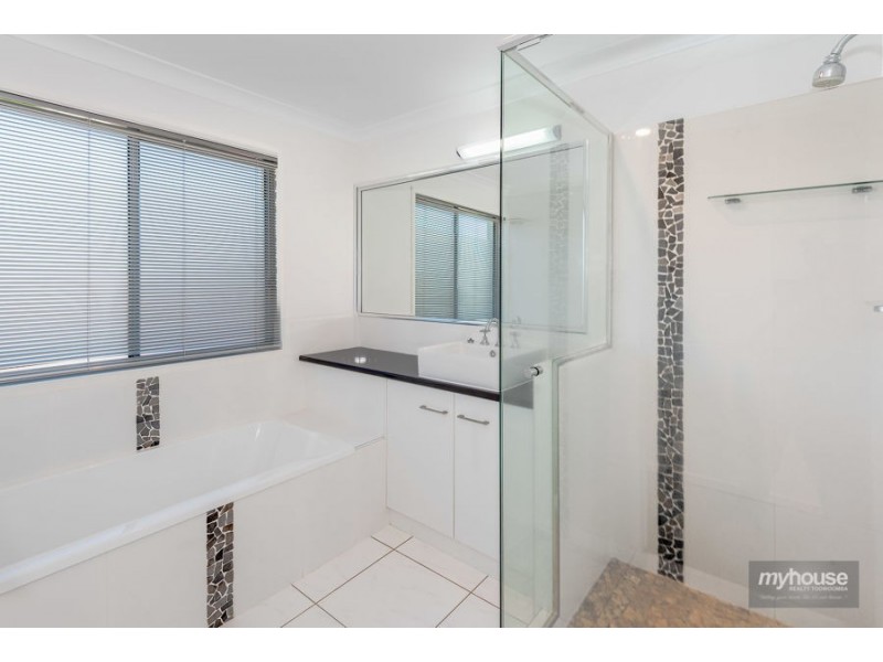 12 McCallum Court, Middle Ridge QLD 4350
