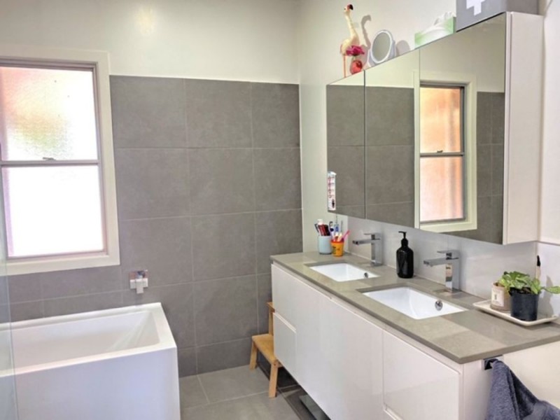 123 Hill Street, Newtown QLD 4350