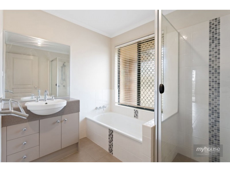 5 Clive Crescent, Withcott QLD 4352