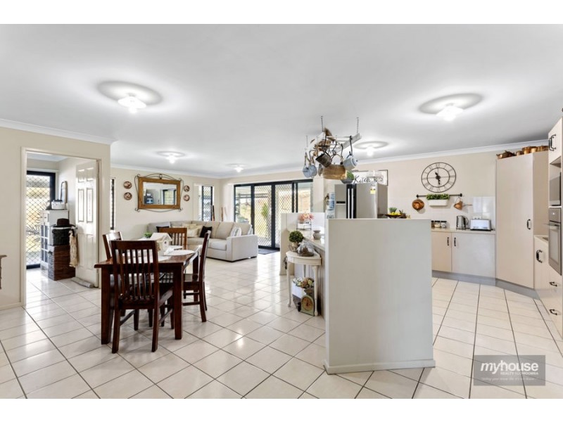 27 Phipps Drive, Meringandan West QLD 4352