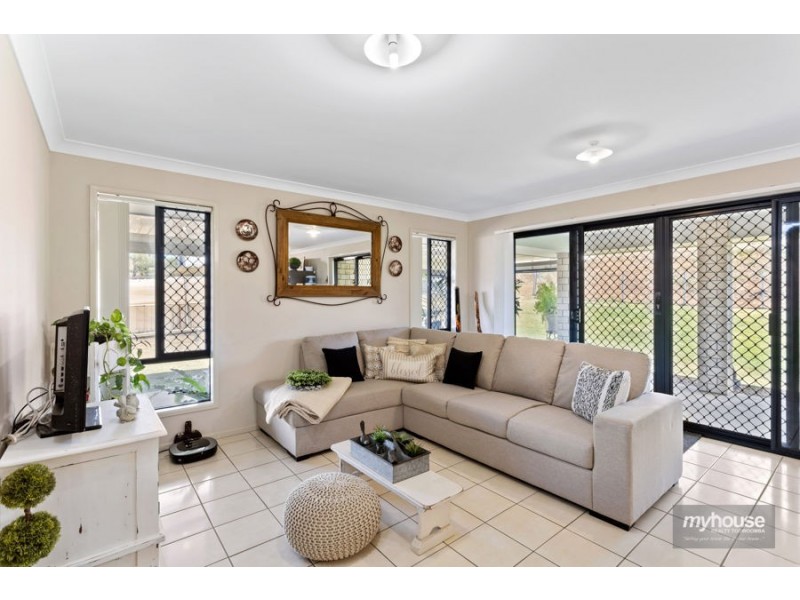 27 Phipps Drive, Meringandan West QLD 4352