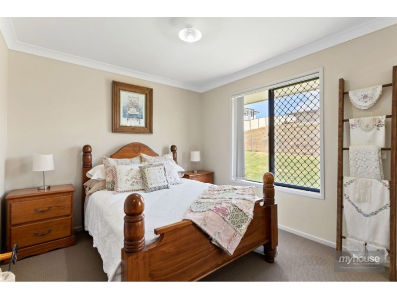 27 Phipps Drive, Meringandan West QLD 4352