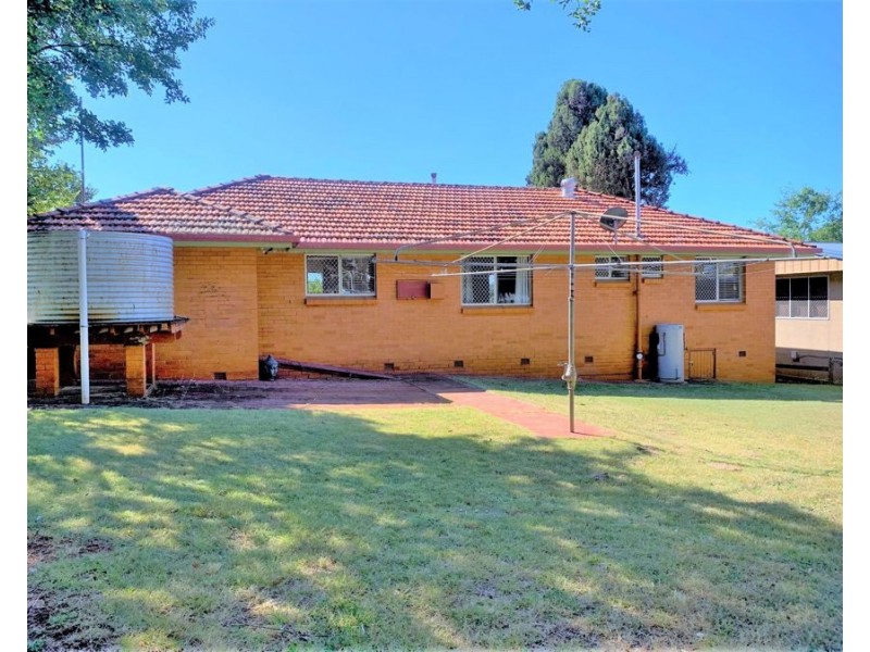 8 Hunter Street, Centenary Heights QLD 4350