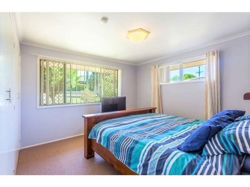 32 Debra Street, Centenary Heights QLD 4350