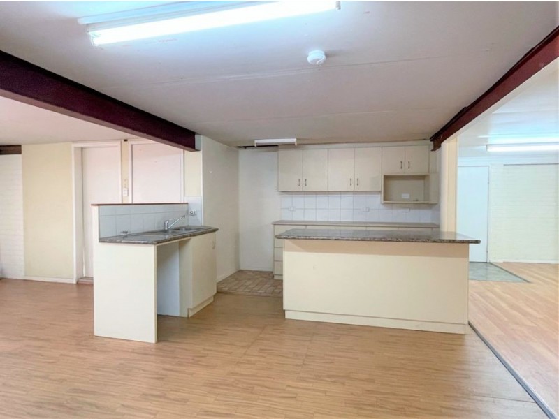 300 South Street, Harristown QLD 4350