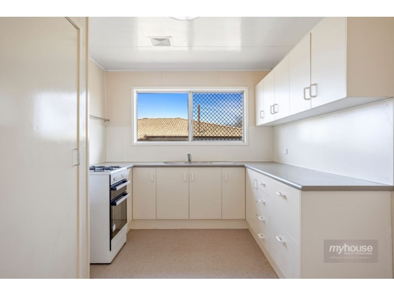3 Shaw Court, Harristown QLD 4350