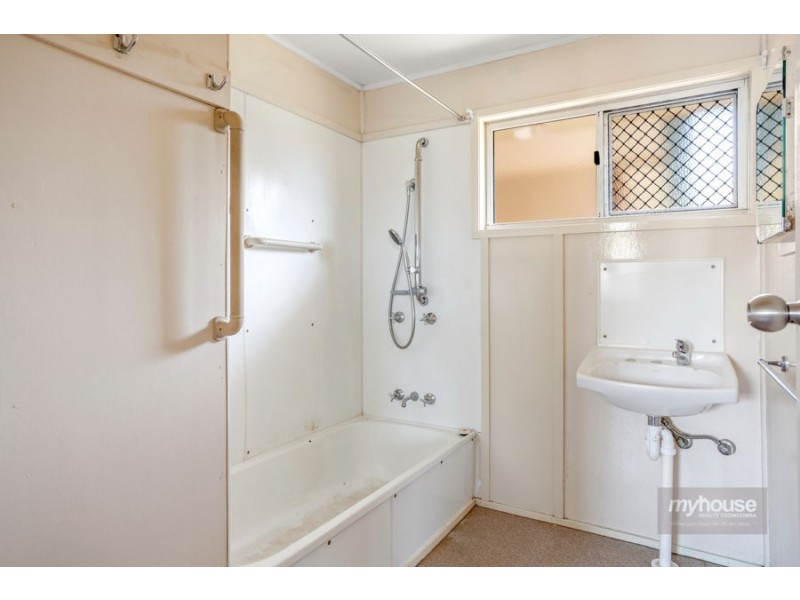 3 Shaw Court, Harristown QLD 4350
