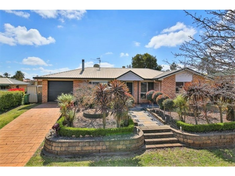 33 Gainsborough Drive, Glenvale QLD 4350