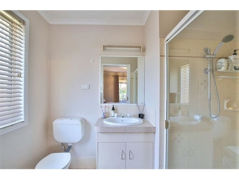 33 Gainsborough Drive, Glenvale QLD 4350