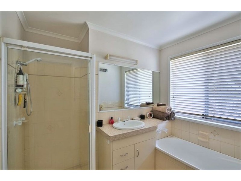 33 Gainsborough Drive, Glenvale QLD 4350