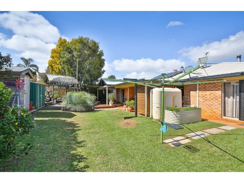 33 Gainsborough Drive, Glenvale QLD 4350