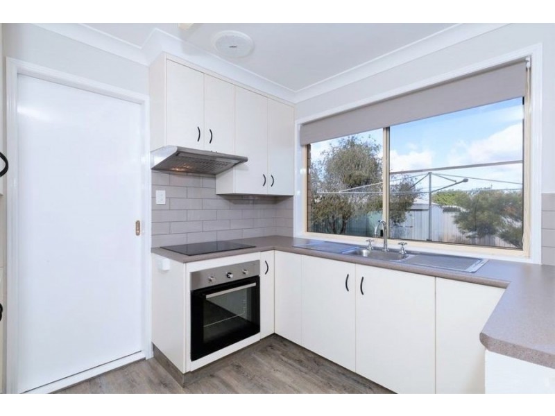 8 Oaklands Court, Glenvale QLD 4350