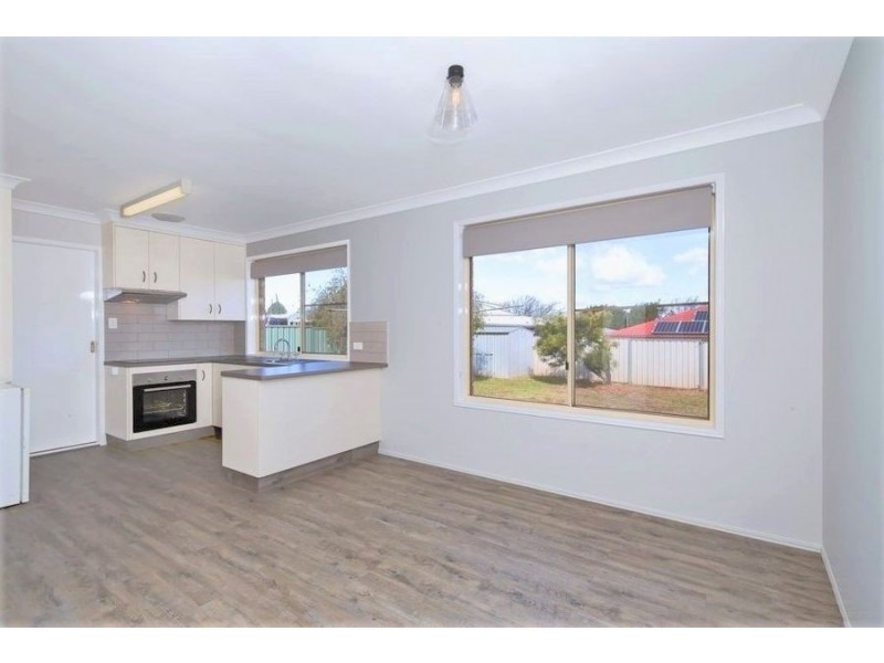 8 Oaklands Court, Glenvale QLD 4350