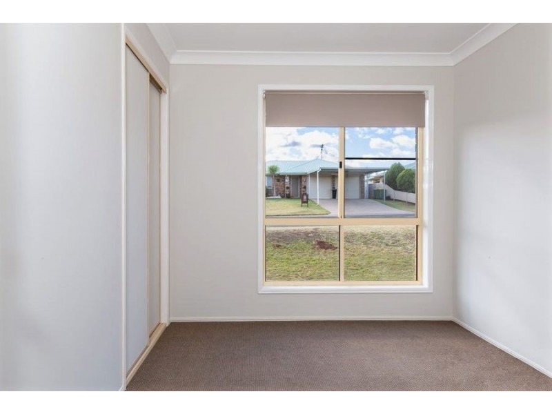 8 Oaklands Court, Glenvale QLD 4350