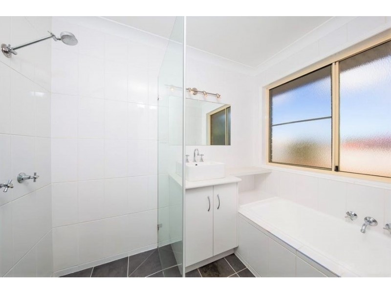 8 Oaklands Court, Glenvale QLD 4350