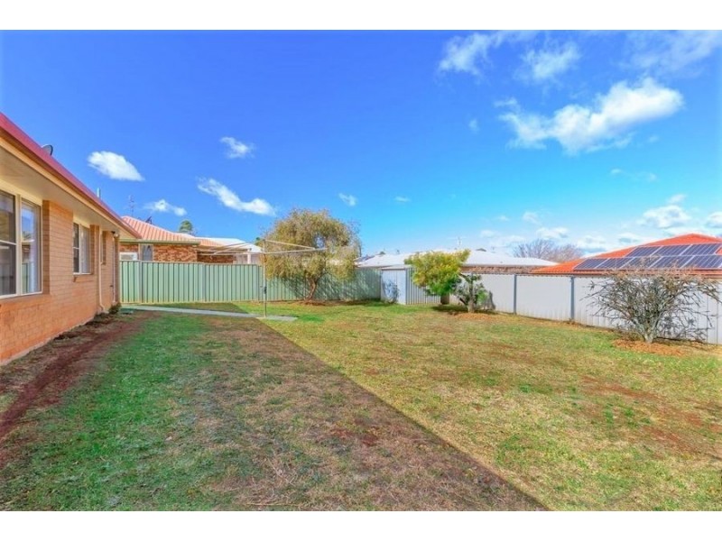 8 Oaklands Court, Glenvale QLD 4350