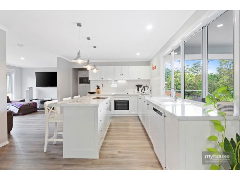 16 Dodson Crescent, Mount Kynoch QLD 4350