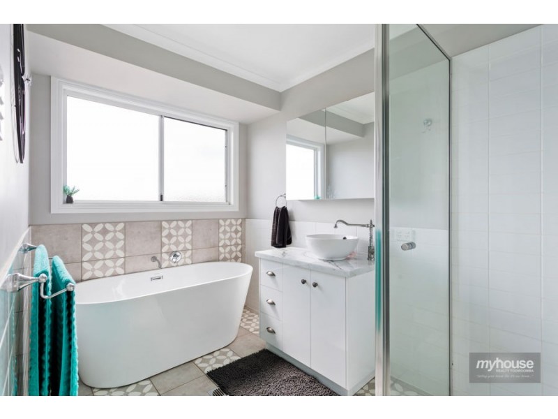 16 Dodson Crescent, Mount Kynoch QLD 4350