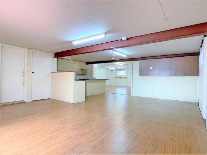 300 South Street, Harristown QLD 4350