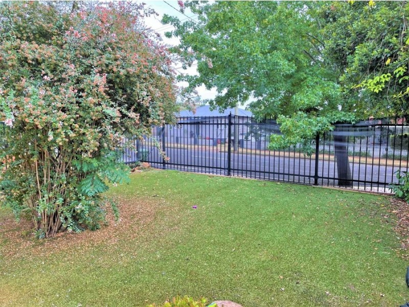 300 South Street, Harristown QLD 4350