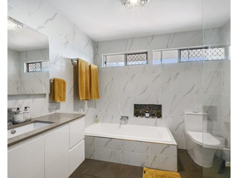 9 Rowe Street, Centenary Heights QLD 4350