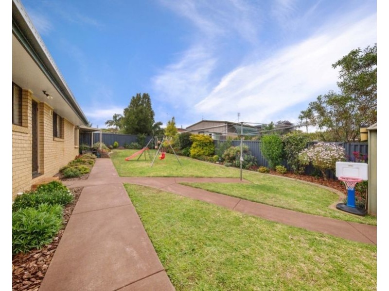 40 Hinkler Crescent, Wilsonton QLD 4350