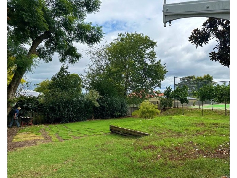 34 Alford Street, Mount Lofty QLD 4350