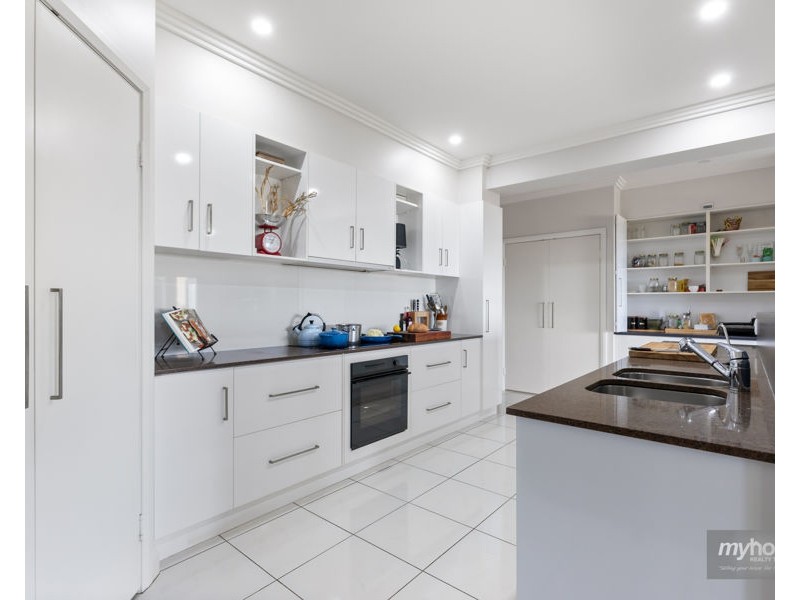 9 Gordon Crescent, Withcott QLD 4352