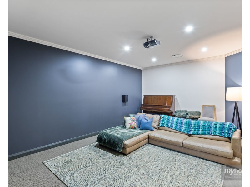 9 Gordon Crescent, Withcott QLD 4352