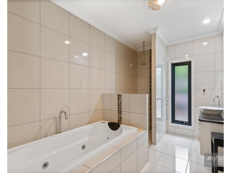 9 Gordon Crescent, Withcott QLD 4352