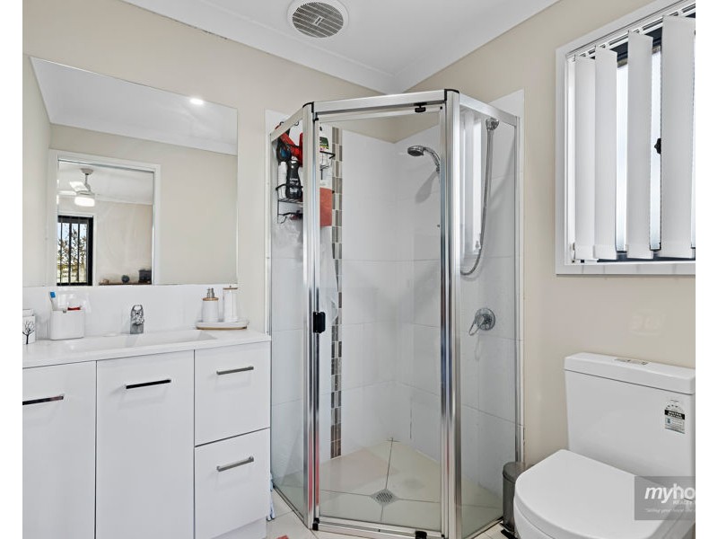 33 Mia Street, Wyreema QLD 4352